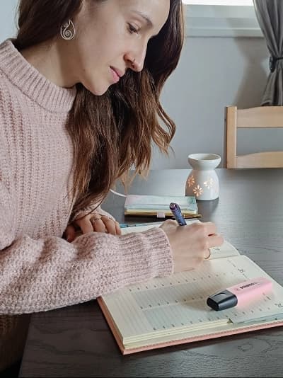 Una foto de Shirel escribiendo en su agenda